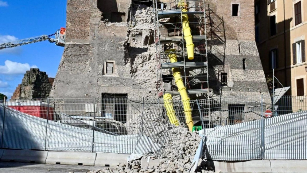 Menara Torre Dei Conti Runtuh. [X @Lucianonobili]